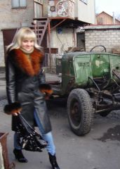 любимая жена на фоне газика.jpg