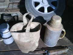 брезентовое ведро и термос для воды