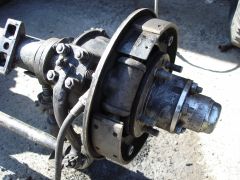 Практически новые колодки. Тормозной барабан старого образца тож. без следов износа. Из колхоза - УАЗ хабы и гвозди вместо шплинтов на рулевых наконечниках. Поправим.