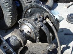 Левая сторона после чистки. Оч. тяжело отчищалось пушсало с бумагой, которыми заклеивают стык тормозного барабана и щита, при консервации на хранении.