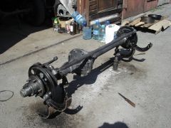 Почищен. Готов к покраске. Хорошо видно состояние колодок и тор. щитов.