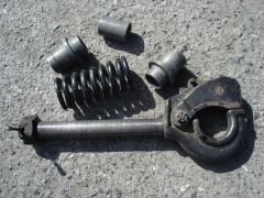 Детали фаркопа. Был смазан как положено и поэтому разобрался, как говорится, от руки.