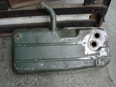 Основной бак. Окрас в цвет кузова. При идеальной верхней части, к сожалению имеет гнилое днище. Уже был ремонтирован. На замену.