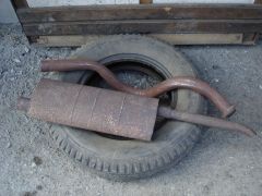 Пр. труба и  глушитель стар. образца. Металл. в отл. состоянии. После чистки и окраски пойдут на сборку.