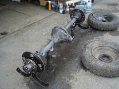 Задний мост пощищен и готов к покраске. Потребовалась замена сальников хвостовика и левой ступицы.