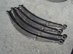 Комплект снятых рессор с межлистовыми прокладками.  От заклинившего амортизатора, пострадала левая задняя. Дефектный лист с лопнувшими хомутами на замену. Стрела прогиба рессор в норме.Пойдут на сборку.