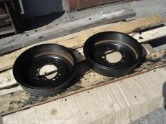 Тормозные барабаны. Тыл. Без износа. В оригинале стальные вставки внутри были окрашены в светло-зелёный цвет.