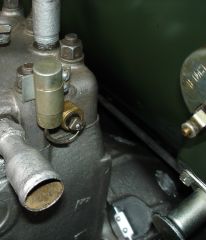 Блокирующий конденсатор датчика температуры охлаждающей жидкости.