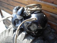 Снятая с машины головная оптика. Корпус фары большой. Защита проводов - брезентовый рукав. Штампы на горшках и дракончиках -1962.