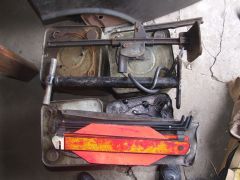 Знак аварийной остановки, насос и домкрат