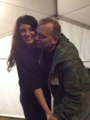 в шумном зале ресторана