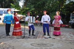 выступление в лагере на берегу  творческих коллективов города