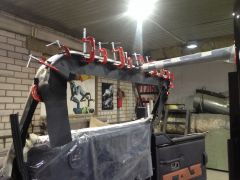 Обтягиваем кожей верхнюю рамку стекла