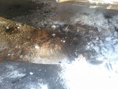 Постучал молотком по раме.