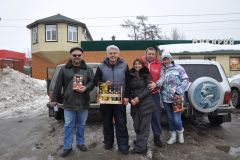 Радушный хозяин слева Сергей 1975