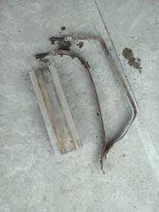 брусок и ленты крепления основного бака