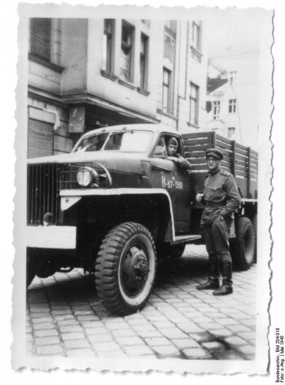 Bundesarchiv_Bild_204-018,_Berlin,_Henryk_Gorovits_neben_russischem_LKW.jpg
