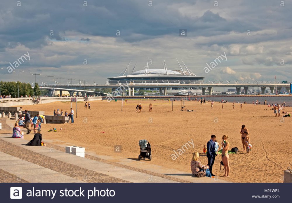 san-petersburgo-rusia-agosto-16-2017-la-gente-en-la-playa-en-el-anos-300-aniversario-de-san-petersburgo-park-no-muy-lejos-del-estadio-krestovsky-m21wf4.jpg