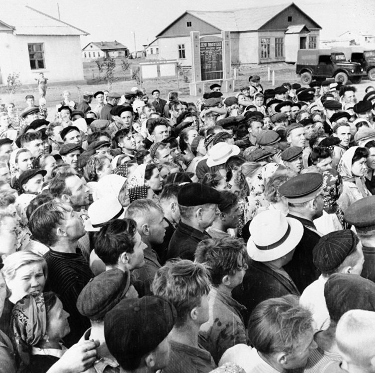 Жители целинного зерносовхоза «Озерный» слушают выступление Первого секретаря ЦК КПСС Никиты Сергеевича Хрущева.jpg