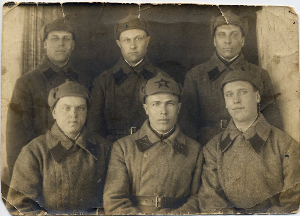 Гумаюнов ПИ справа в 1 ряду и неизвестные.jpg