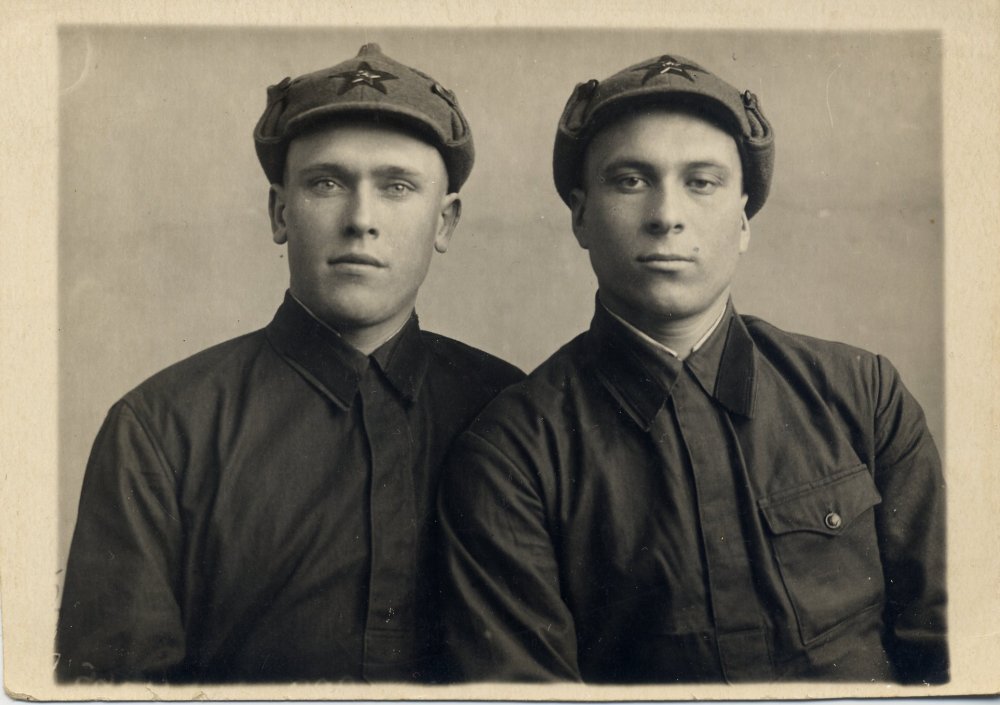 Гумаюнов ПИ слева и неизвестный дата 28 марта 1940 года.jpg