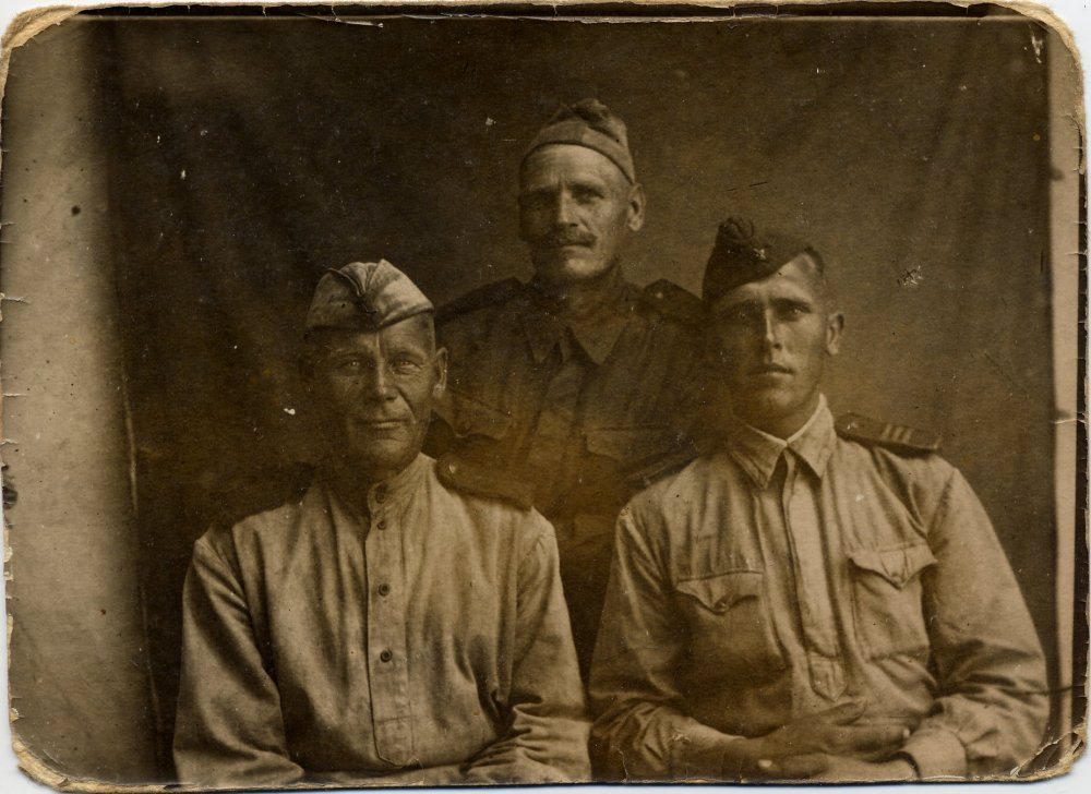 Гумаюнов ПИ справа в 1 ряду и двое неизвестных (1).jpg