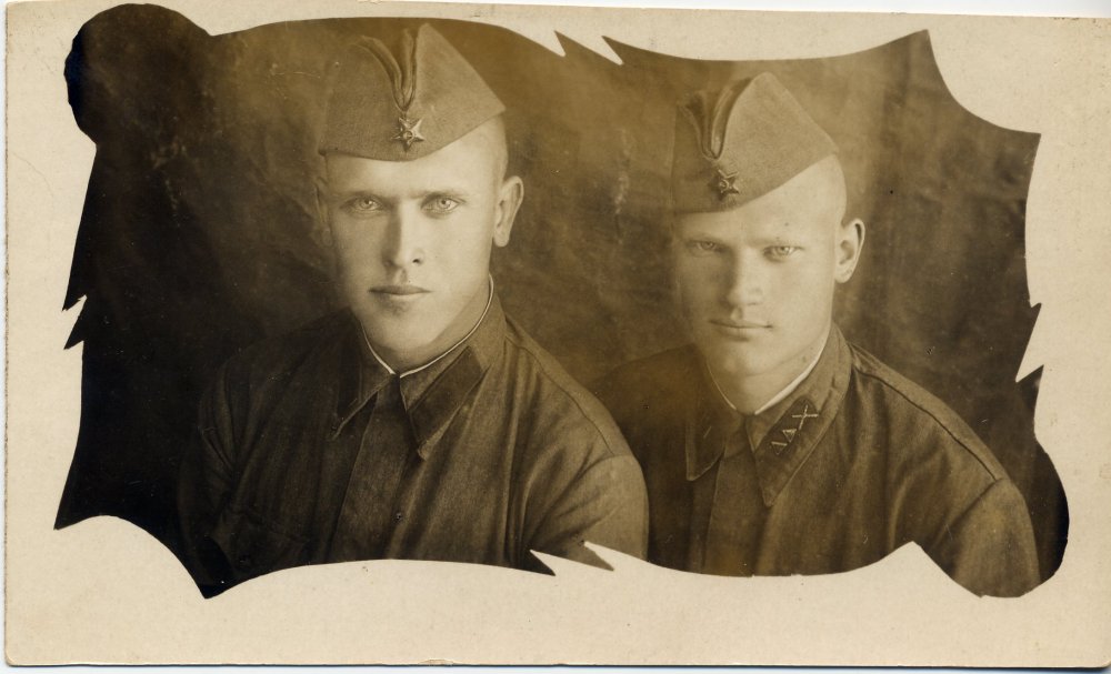 Гумаюнов ПИ слева и неизвестный.jpg