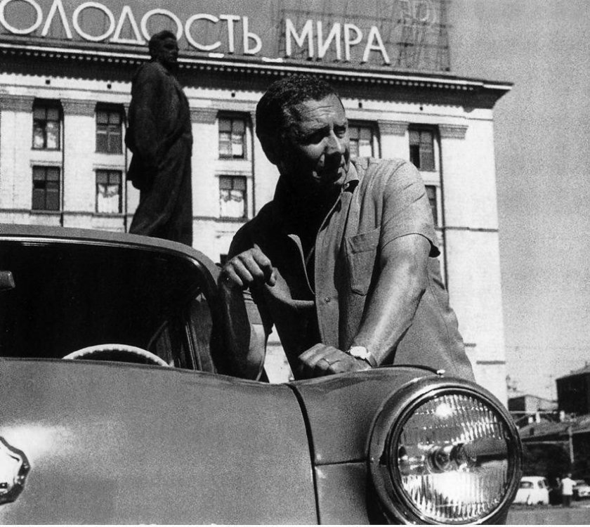 Анатолий Папанов со своим автомобилем «Волга».jpg