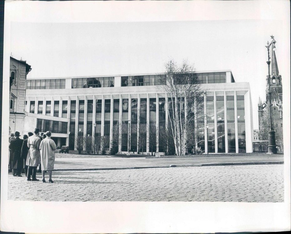 1961 Экскурсанты Просмотр новых Кремля Конгресс-холл.jpg