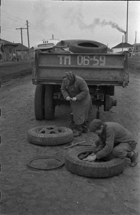 1956. Замена колеса.jpg