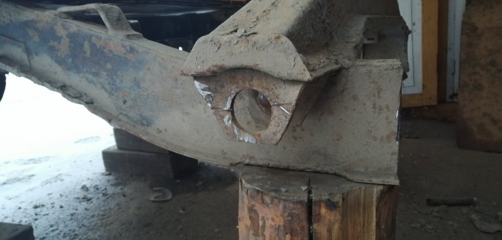 ушко на балке с косяком.jpg