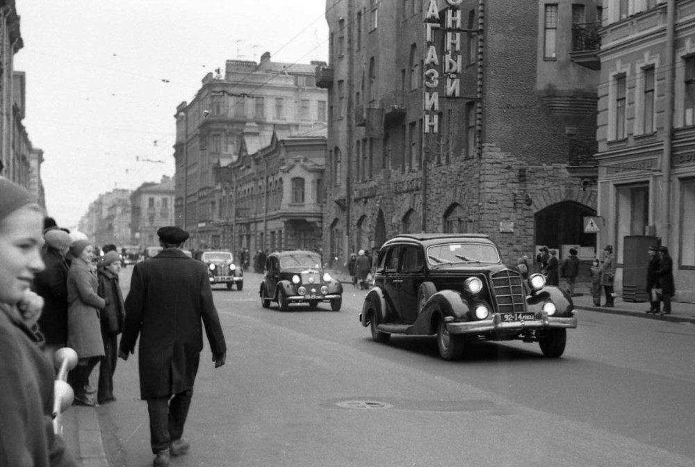 Парад ретроавтомобилей. Большой проспект Петроградской. 1970-е.jpg