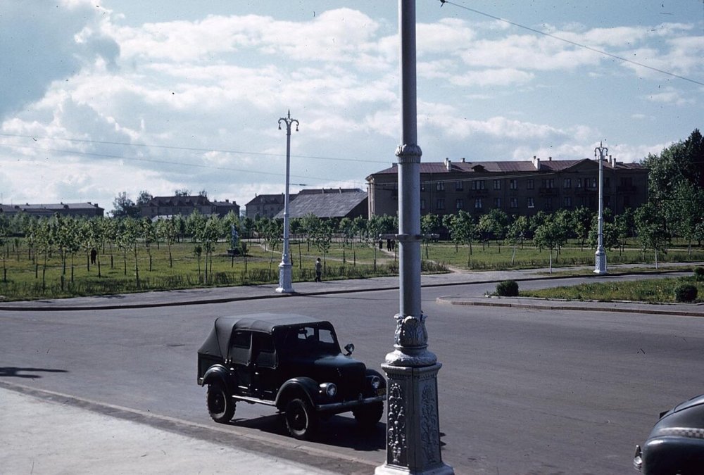 Автомобиль припаркован на улице.jpg