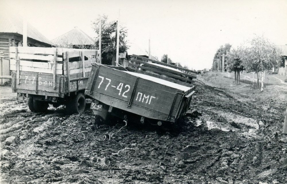 1972.Только трактором. Дорога Пермь-Воткинск. с.Кельчино.jpg