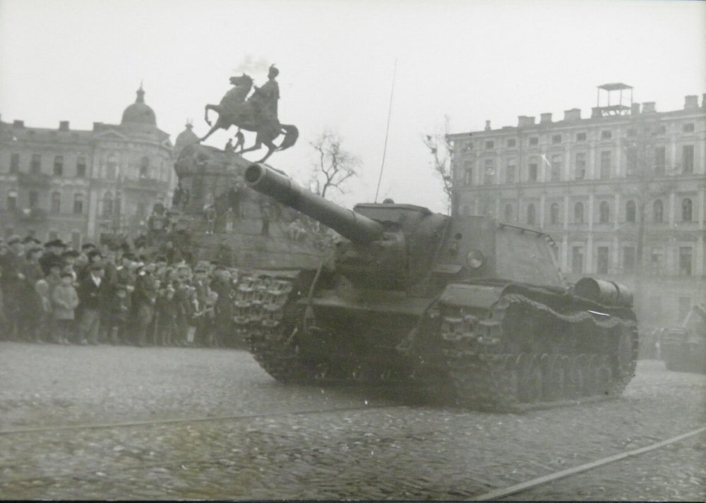 НА БАК военного парада в Киеве УКРАИНА 1945.jpg