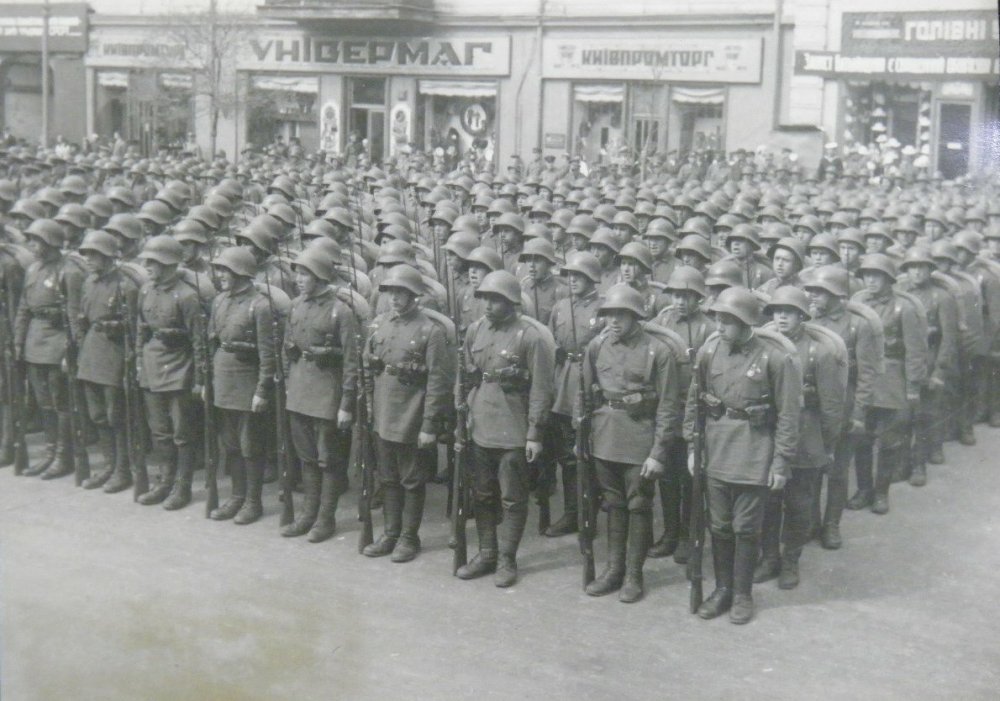 ПАРАД СОЛДАТЫ W шлем RIFLE КИЕВ 1948.jpg