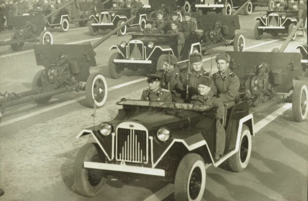АВТОМОБИЛИ OFF ROAD W GUN ПАРАД КИЕВ УКРАИНА 1948 (2).jpg