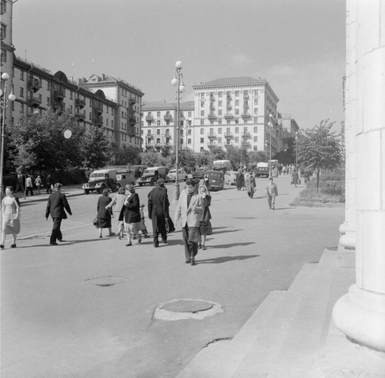 Украина, пешеходное движение на улице в Киеве    AGSL Digital Photo Archive - Европа.jpg