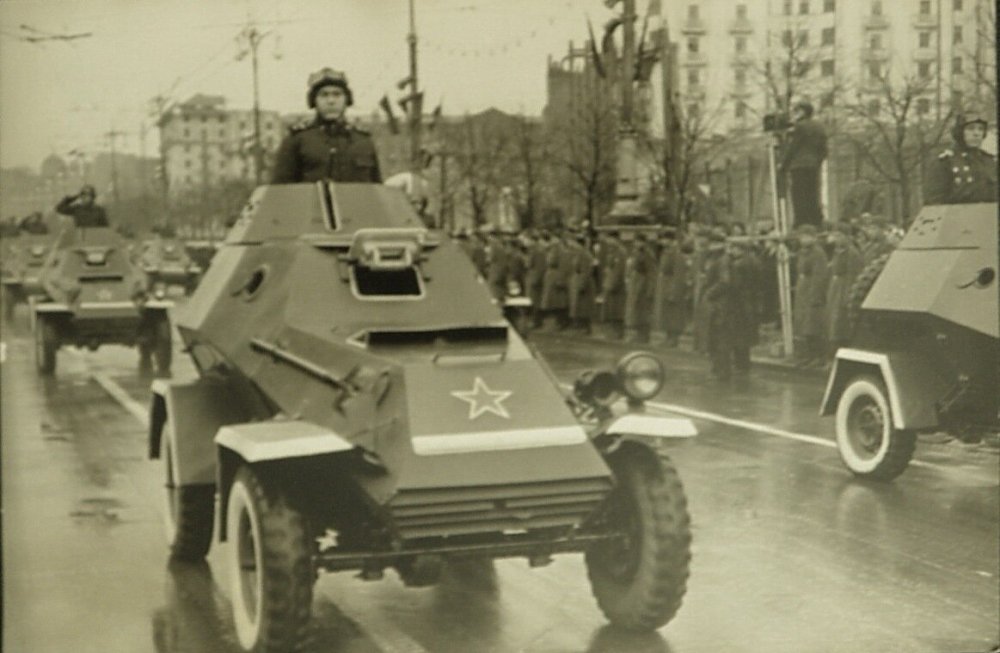 Бронированные автомобили ПАРАД КИЕВ УКРАИНА 1946.jpg