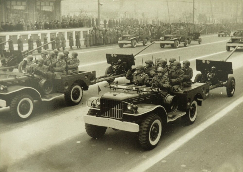 АВТОМОБИЛИ OFF ROAD W GUN ПАРАД КИЕВ УКРАИНА 1946.jpg