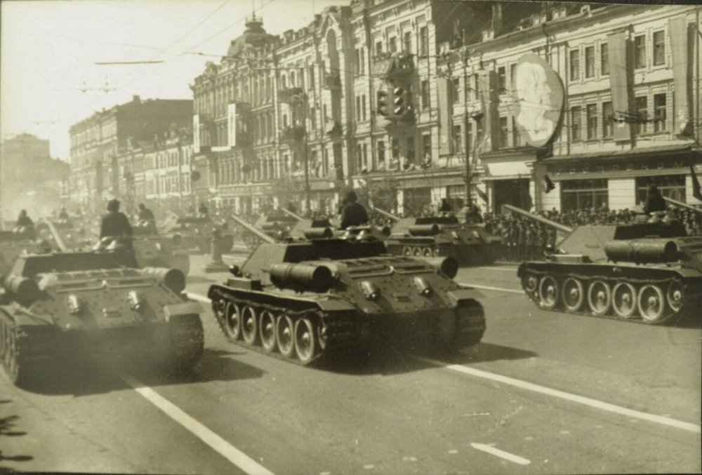 ФОТО НА ПАРАД В КИЕВЕ УКРАИНА.jpg