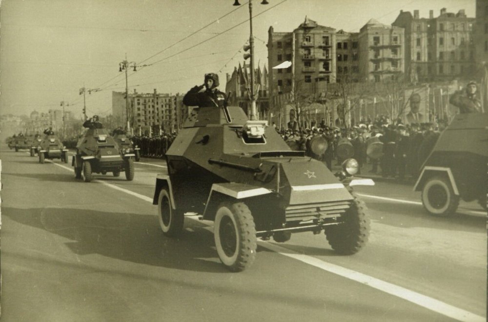 Бронированные автомобили ПАРАД КИЕВ УКРАИНА 1948.jpg