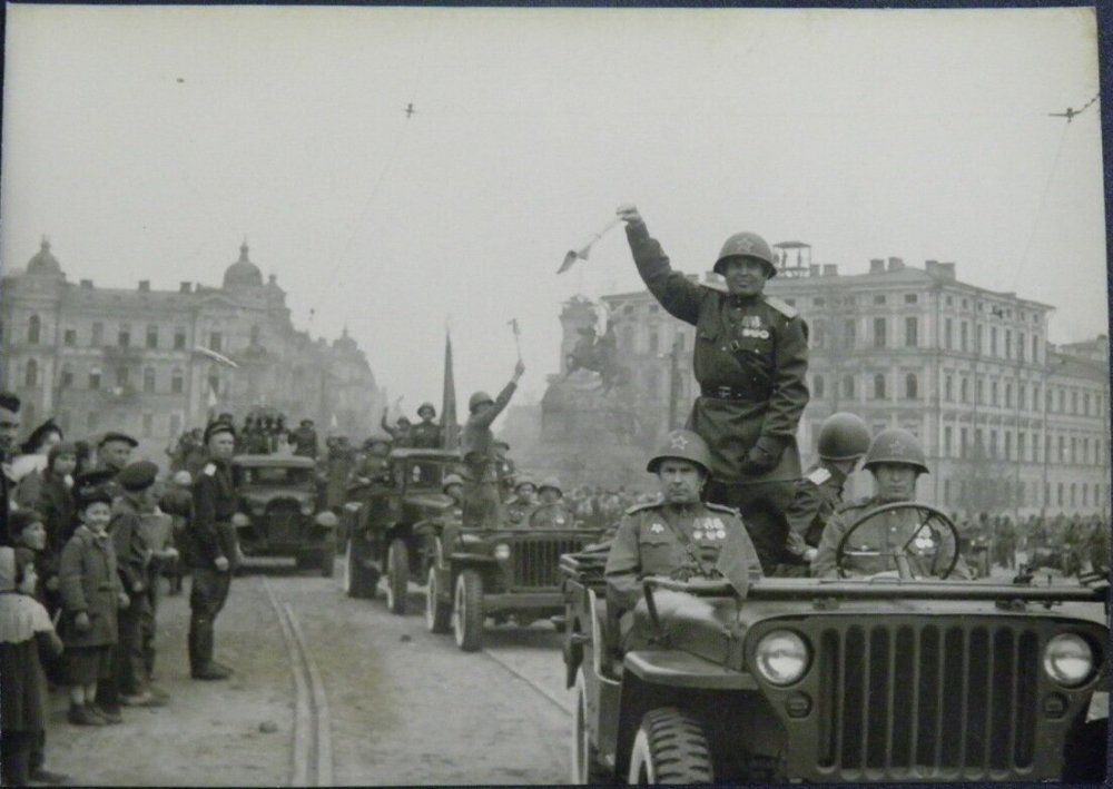 военных с дорожными машинами WILLYS ПАРАД КИЕВ УКРАИНА 1945.jpg