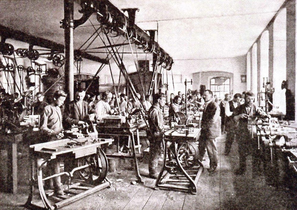 Цех токарных станков с ножным а некоторые с плоскоременным потолочным приводом..jpg