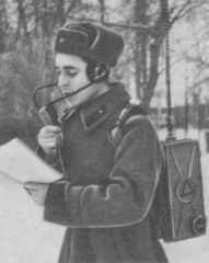 Воин-радист с радиостанцией Р-105 или аналогичной