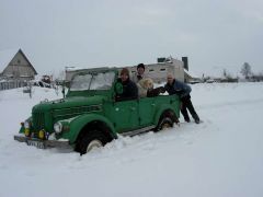 докопались по травы, снега ровно по колено...