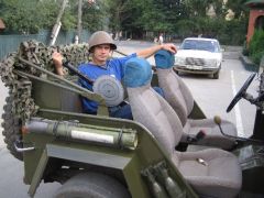 машина и оружее,что ещё нужно человеку?