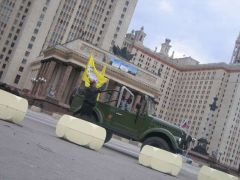 У главного корпуса МГУ, до салюта еще часа три. Поправили флаги и пошли за пивасиком.