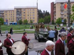 9 мая. Шевствие ветеранов-они сзади