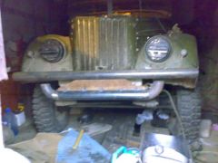 Верхняя труба лежит на передней стенке - зазор между ней и нижними отводами